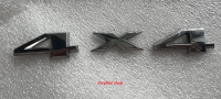 nápis 4x4 /-18/ - ORIGINÁLNÍ DÍL